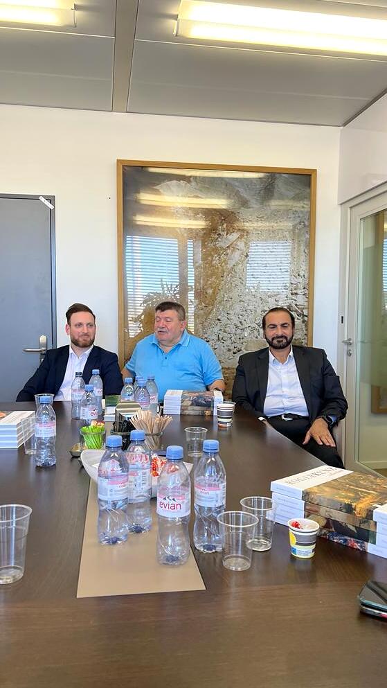 Andranik Ghazarian — Andranik Ghazarian with guests at Fine Art International Switzerland.