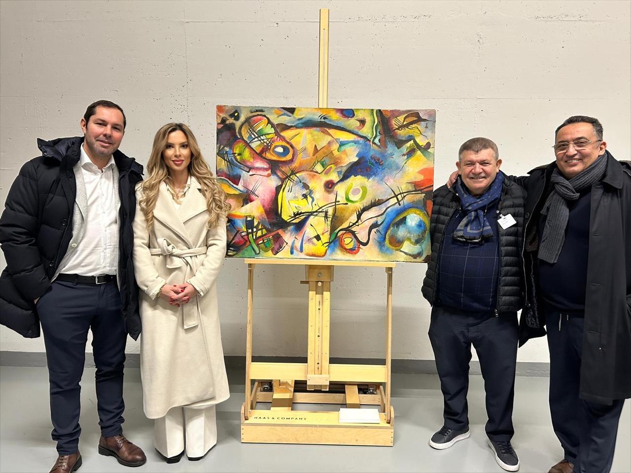 Andranik Ghazarian — Andranik Ghazarian with guests before an abstract painting placed on the easel at Fine Art International Switzerland.